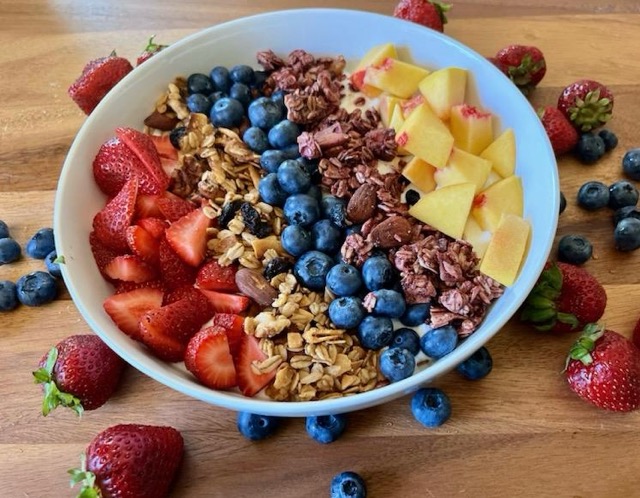 Easy Granola Parfait with Fresh Strawberries, Blueberries & Peaches – A Perfect Breakfast Recipe